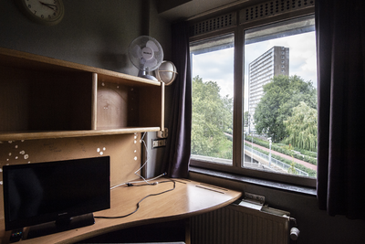 910798 Interieur van het Pieter Baan Centrum (Gansstraat 170) te Utrecht op de dag voor de verhuizing naar Almere: cel.